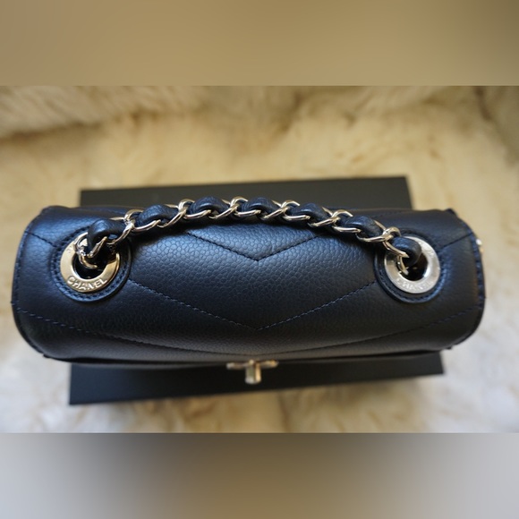 CHANEL Chevron V Stitch Chain Shoulder Bag Leather Black - Picture 2 of 14